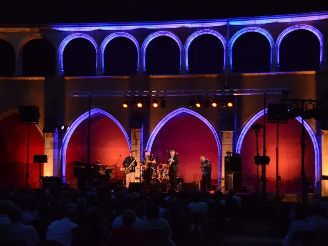 A La Folie Pas Du Tout