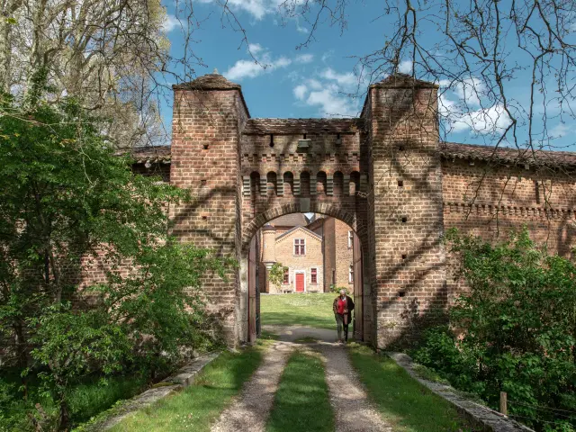 Châtelain devant son château