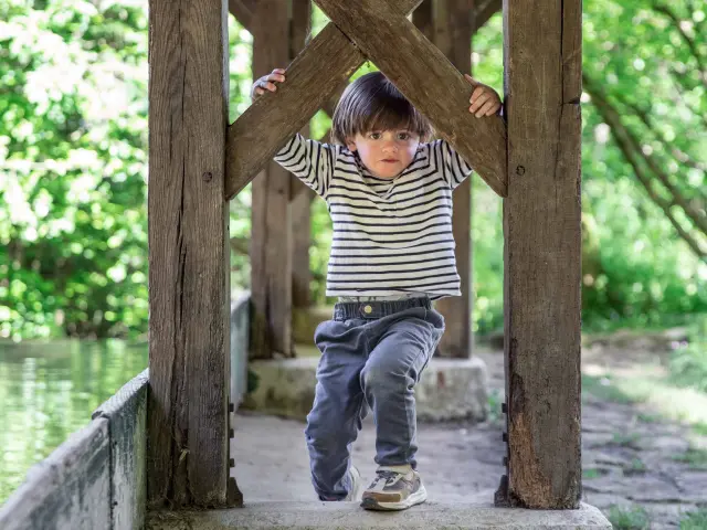 Lavoir et petit garçon