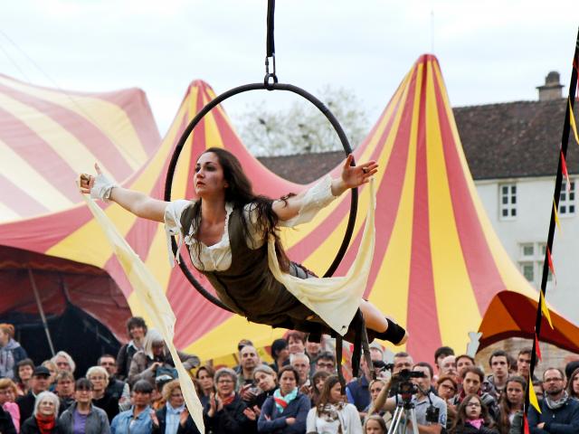 Festival Br'Ain de Cirque aux arrières du monastère royal de Brou à Bourg-en-Bresse