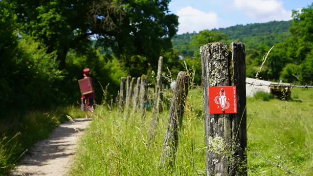 Le Sentier Culturel de la Voie des Colporteurs est un projet collectif dans le Revermont (Ain) qui mêle randonnée, art et réflexion sur le monde actuel. Il suit un parcours de 135 km inspiré du livre Le Revers du Monde, traversant 20 communes. Œuvres participatives et événements ponctuent ce chemin ouvert à tous.