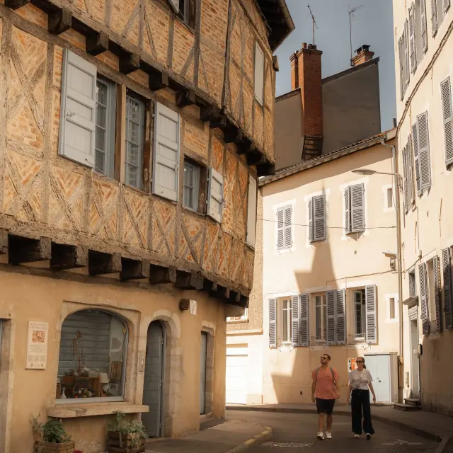 Visite des quartiers anciens à Bourg-en-Bresse - Rue Lalande - Maison médiévale à encorbellement