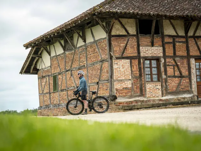 Vtt en Bresse, passage devant une ferme Bressane